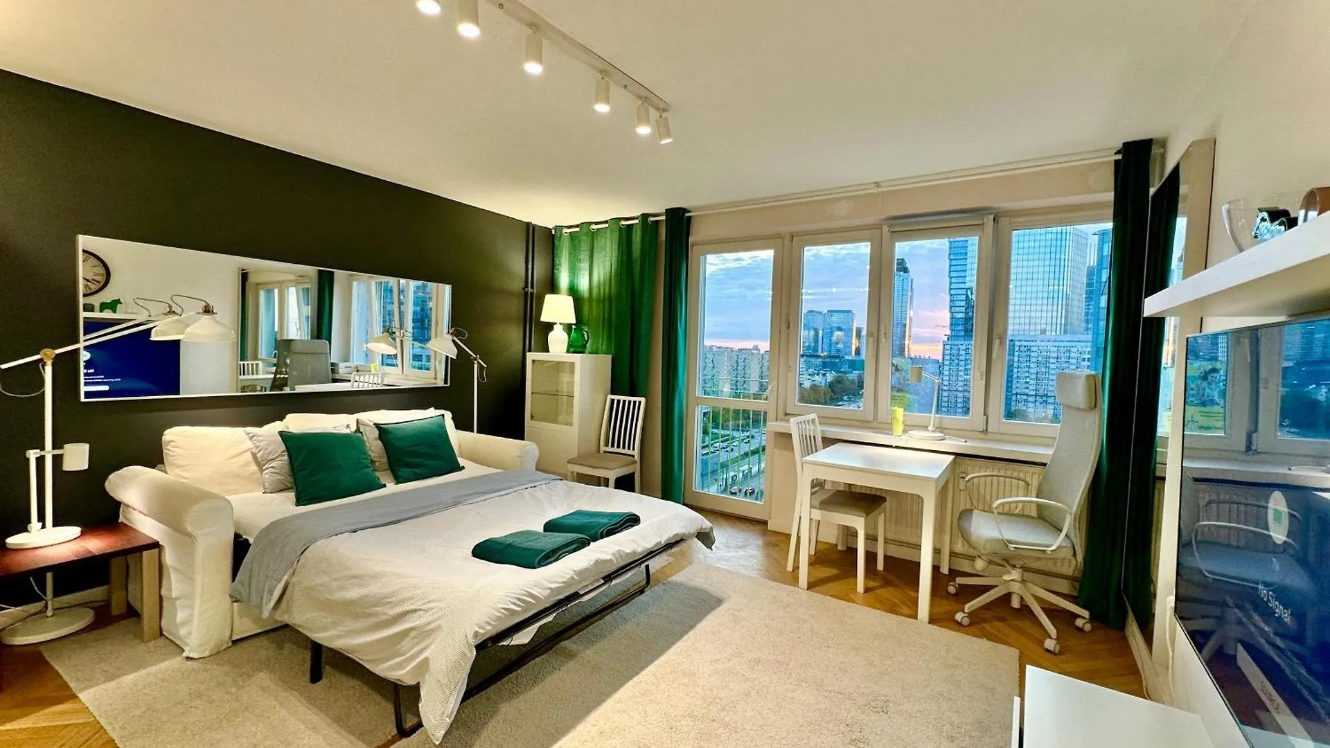 Apartment Green 3 Metro Wifi 65'Tv Netflix Hbo Appletv Amazontv Disney Warsaw